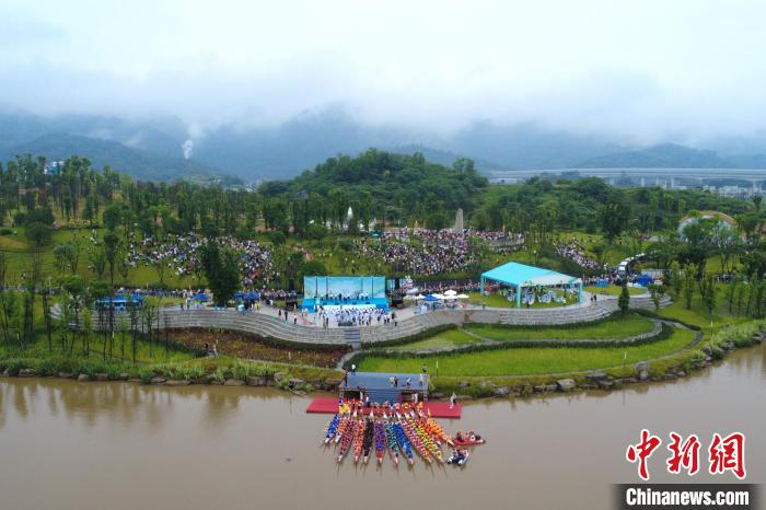 玉泉湖畔见证2025成渝双城龙舟邀请赛精彩上演，