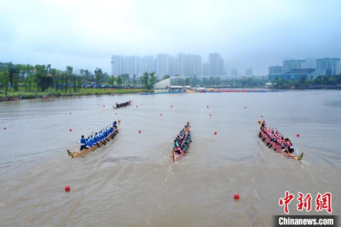 玉泉湖畔见证2025成渝双城龙舟邀请赛精彩上演，