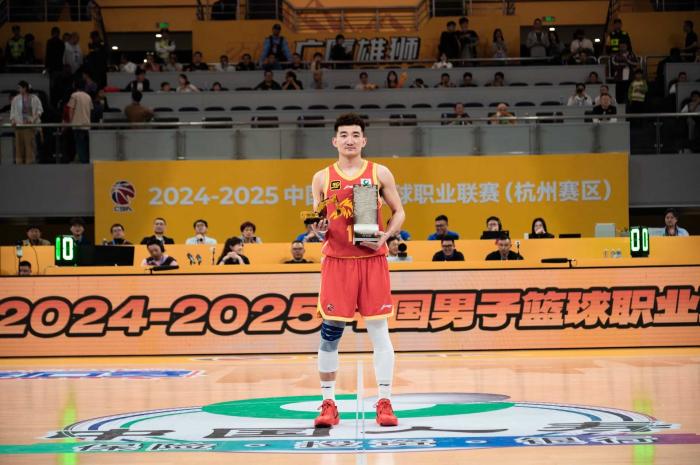 孙铭徽荣膺CBA最佳防守球员 成历史首位后卫获奖
