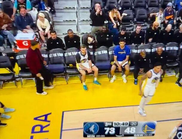 勇士遭遇三连伤退+临时工签约 库里生日难掩球队