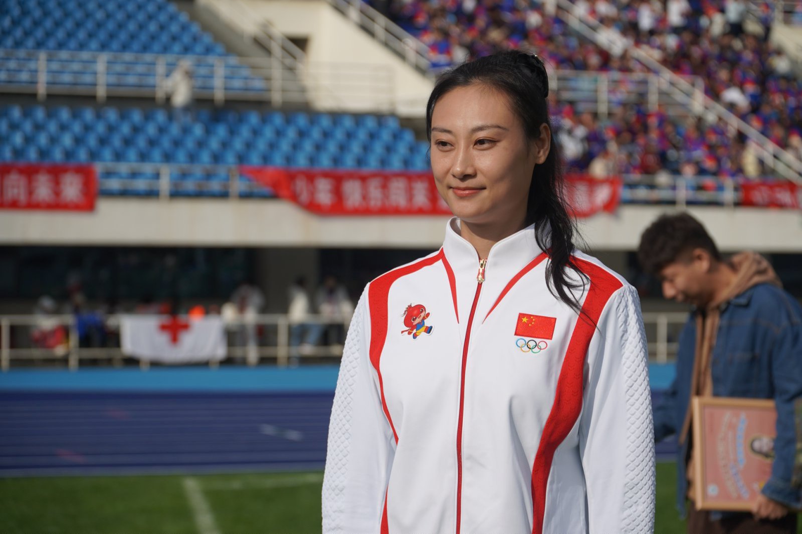 撑竿跳高冠军李玲进校园分享成长故事