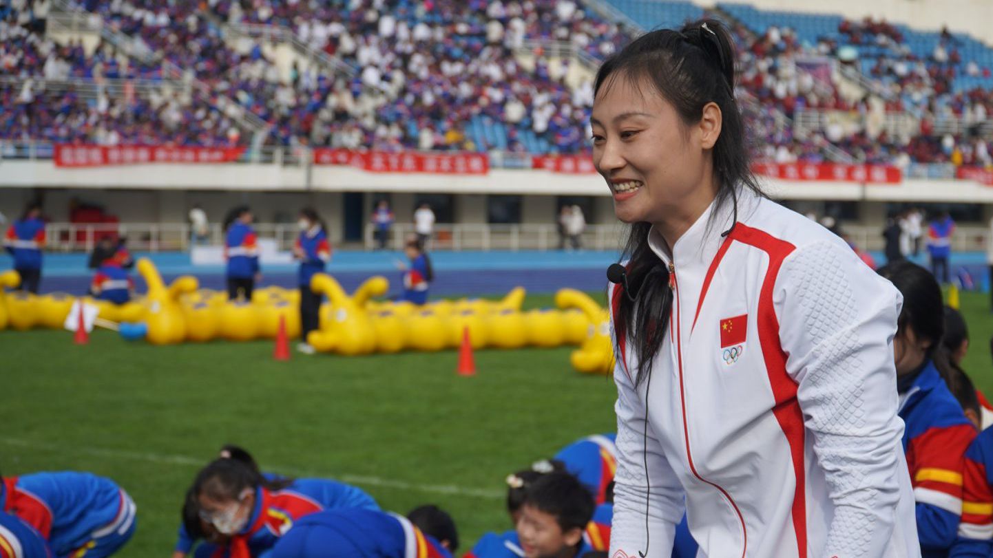 撑竿跳高冠军李玲进校园分享成长故事