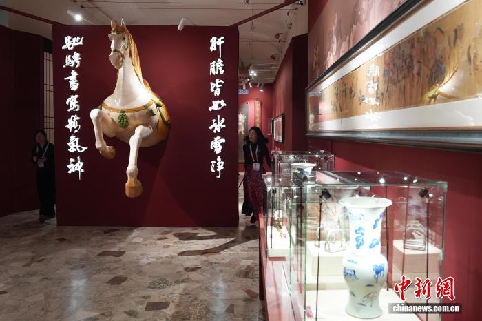 米兰冬奥会在和平拱门与九头马广场寻觅马元素