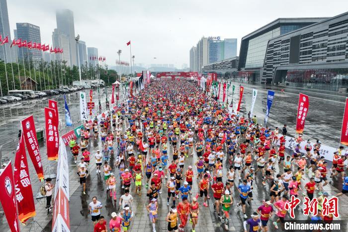 贵阳马拉松开跑：中国选