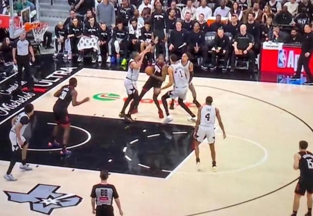 马刺25分大胜火箭 文班亚马统治全场