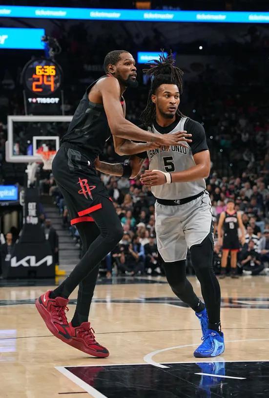 马刺25分大胜火箭 文班亚马统治全场