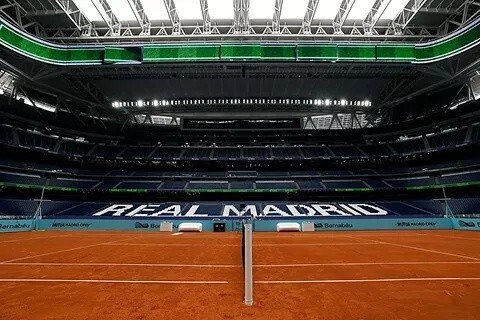 皇马伯纳乌球场变身网球场 纳达尔携手皇马主席