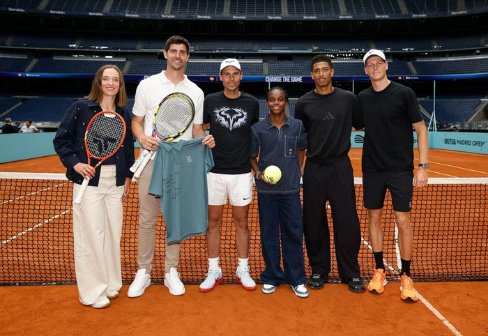 皇马伯纳乌球场变身网球场 纳达尔携手皇马主席