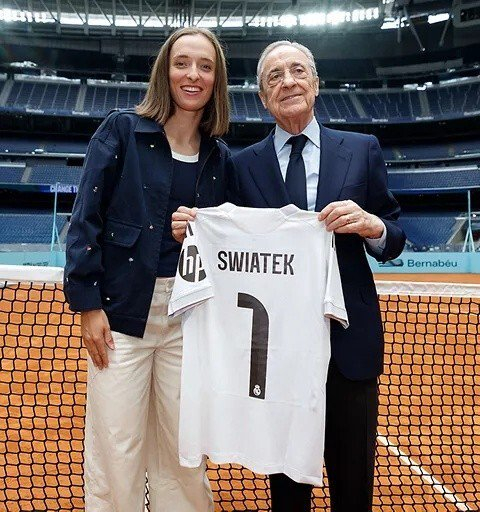 皇马伯纳乌球场变身网球场 纳达尔携手皇马主席