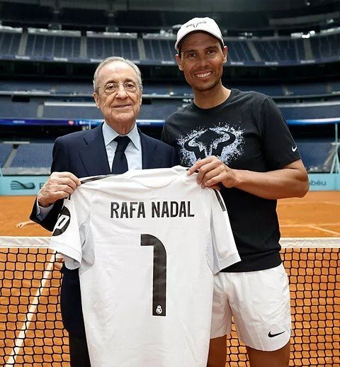 皇马伯纳乌球场变身网球场 纳达尔携手皇马主席