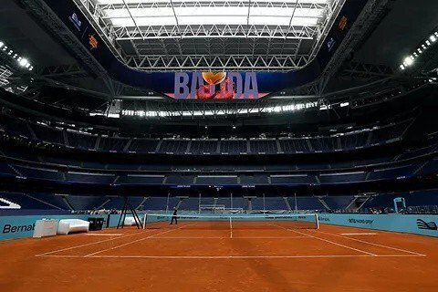 皇马伯纳乌球场变身网球场 纳达尔携手皇马主席