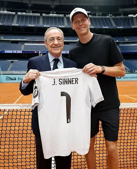 皇马伯纳乌球场变身网球场 纳达尔携手皇马主席